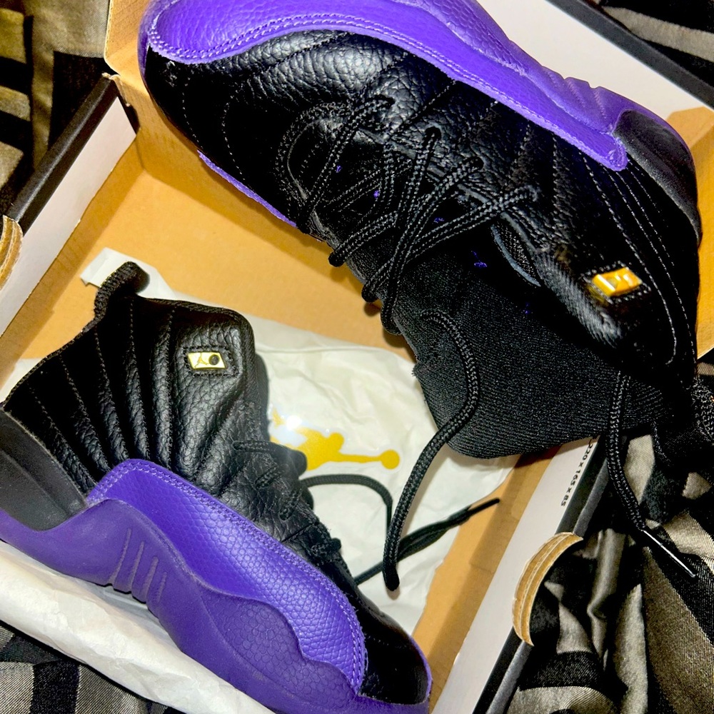 Jordan 12 retro black/purple size 11c